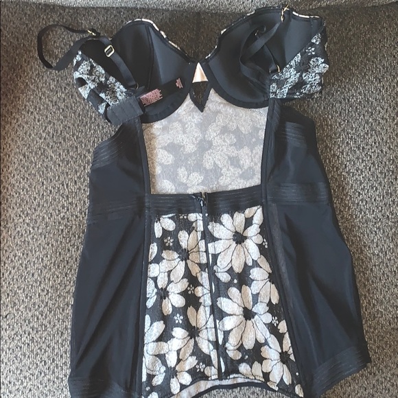 Vs Merry Widow corset - Picture 5 of 8